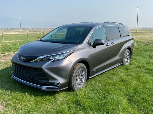 Used 2021 Toyota Sienna XLE FWD image 1