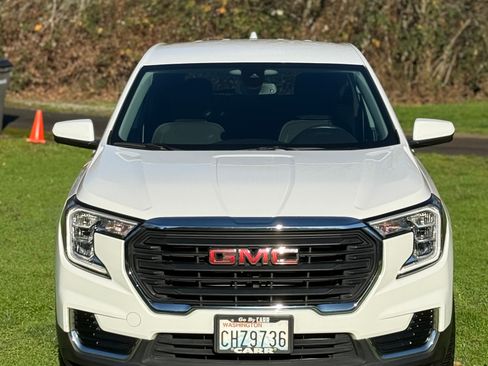 Used 2023 GMC Terrain SLE image 2
