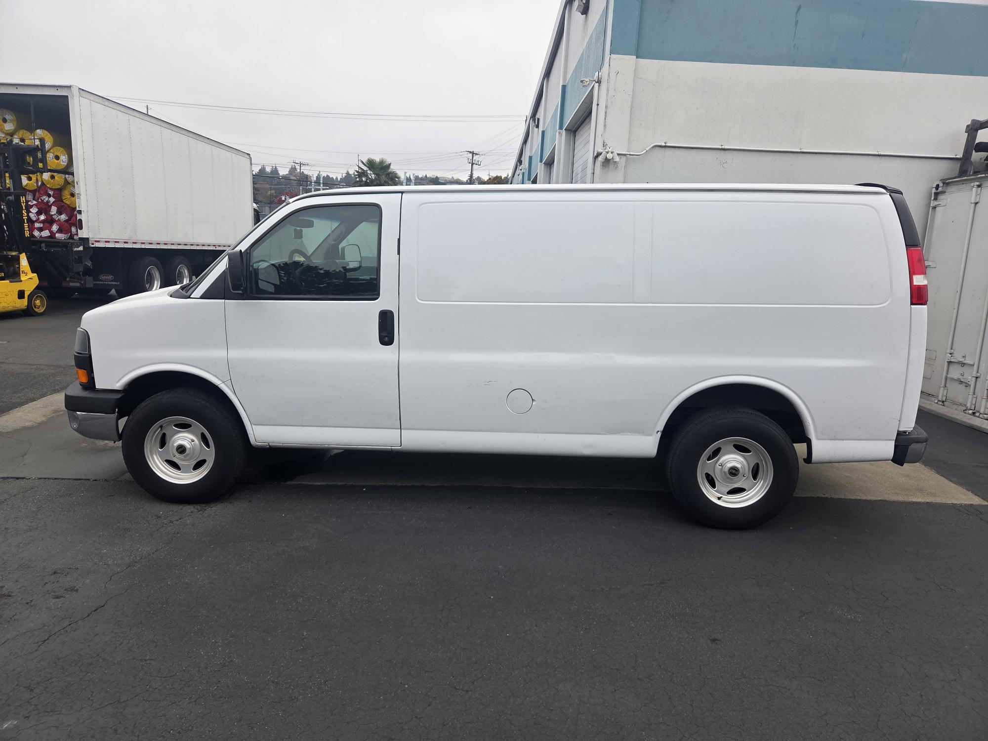Used 2015 GMC Savana 2500 w/ Chrome Appearance Package RWD image 5
