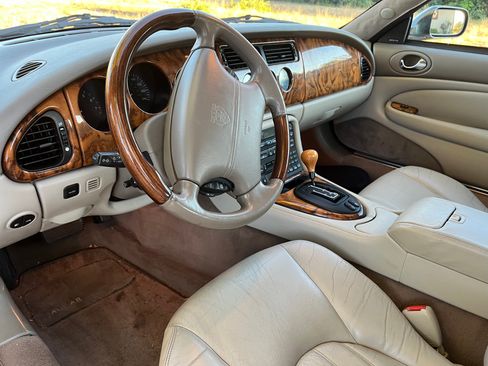 Used 2002 Jaguar XK8 Convertible image 13