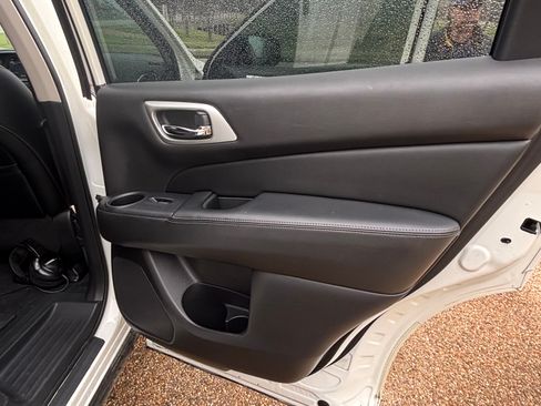 Used 2016 Nissan Pathfinder Platinum w/ Family Entertainment Package image 8