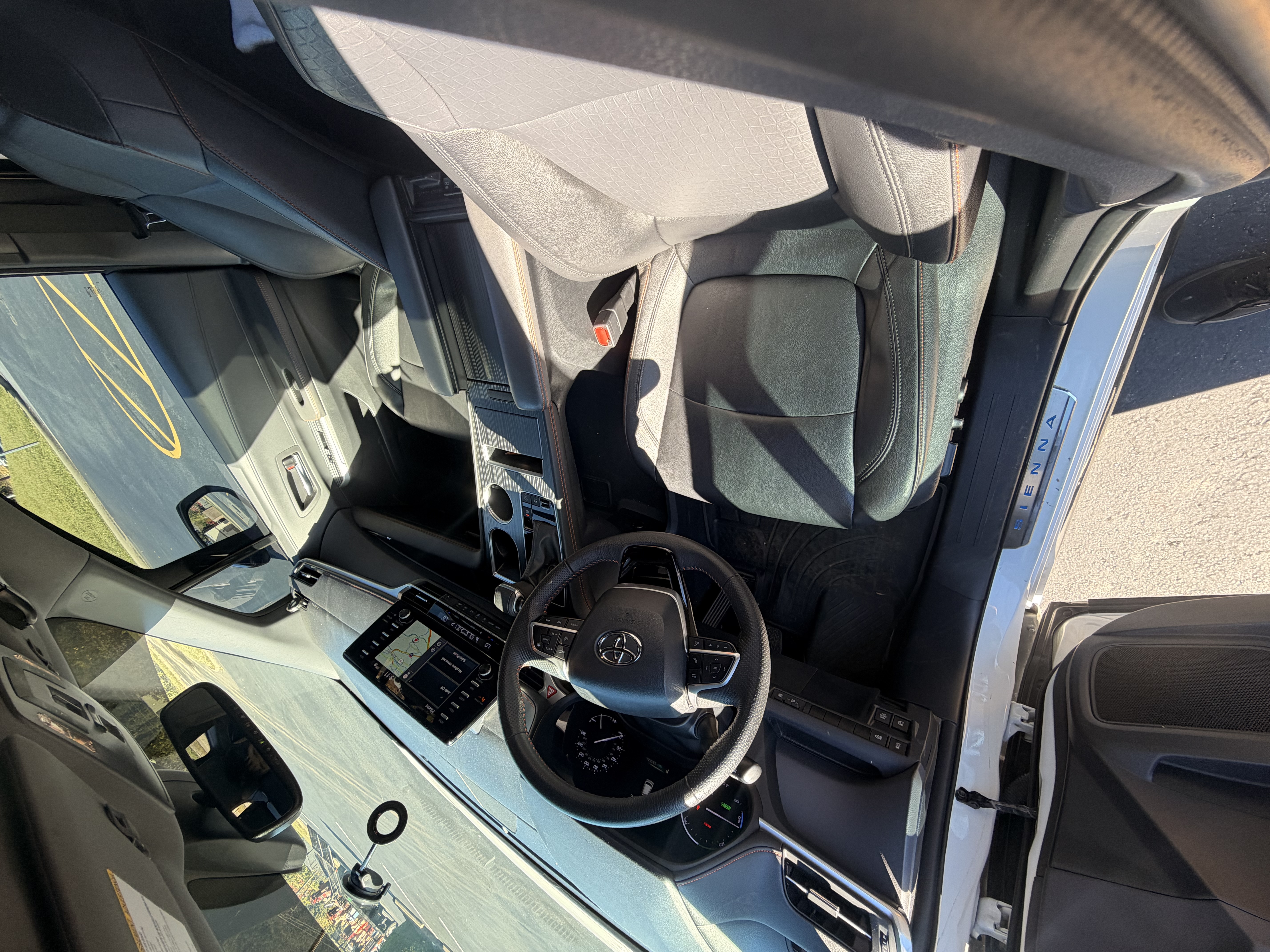 Used 2023 Toyota Sienna XSE FWD image 6
