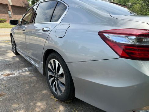 Used 2017 Honda Accord Touring image 9