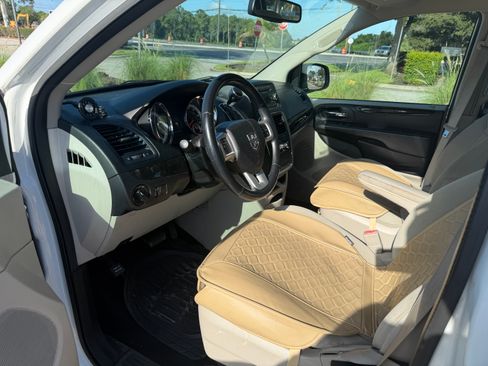 Used 2014 Dodge Grand Caravan American Value Package w/ UConnect Hands-Free Group FWD image 9