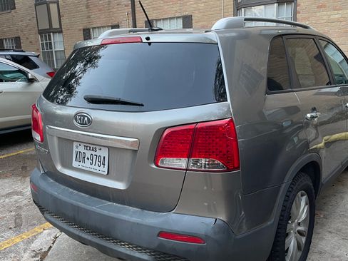 Used 2011 Kia Sorento LX image 4