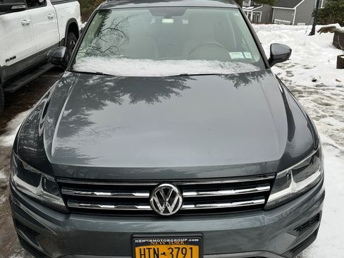 Used 2019 Volkswagen Tiguan SE w/ Panoramic Sunroof Package image 2