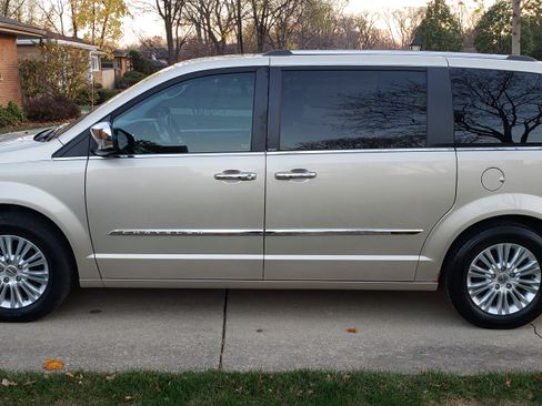 Used 2012 Chrysler Town & Country Limited w/ Luxury Group image 4