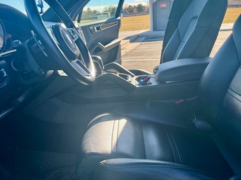 Used 2020 Porsche Cayenne image 9