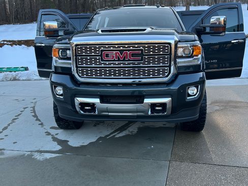 Used 2018 GMC Sierra 2500 Denali w/ Duramax Plus Package image 2