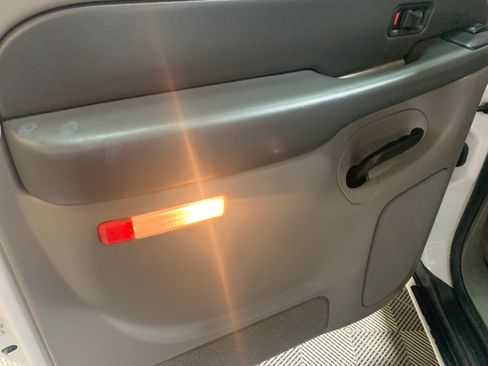 Used 2003 Chevrolet Suburban 2500 LT w/ LT Preferred Equipment Group image 25