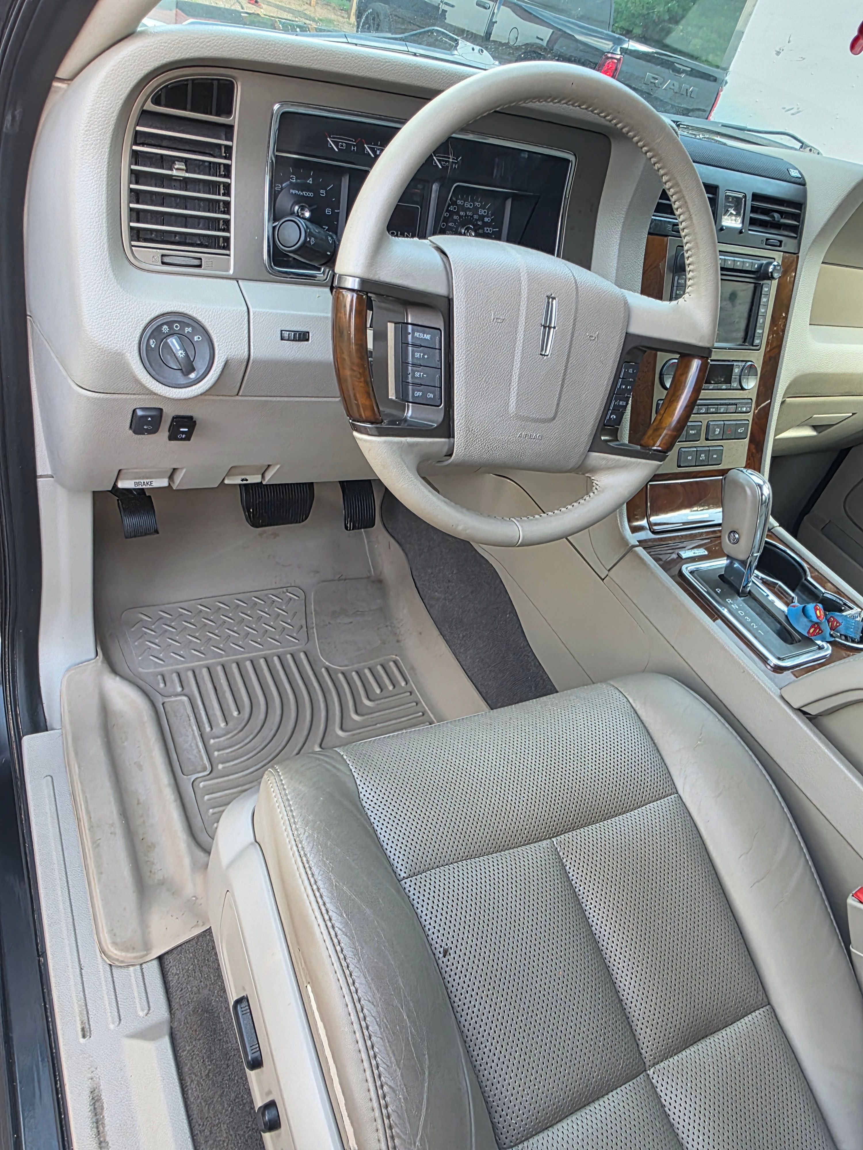 Used 2014 Lincoln Navigator L 4WD image 4
