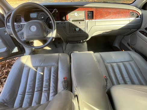 Used 2004 Lincoln Town Car Signature image 17