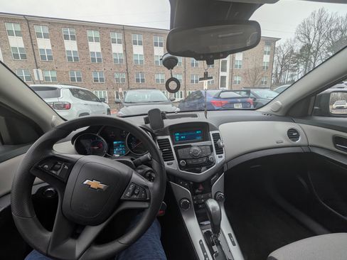 Used 2014 Chevrolet Cruze LS image 1