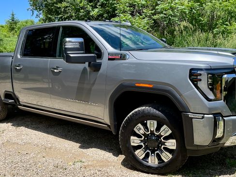 Used 2025 GMC Sierra 2500 Denali w/ Denali Reserve Package AWD/4WD image 9