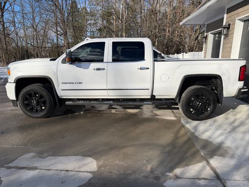 Used 2016 GMC Sierra 2500 Denali w/ Duramax Plus Package image 4