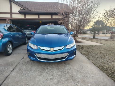 Used 2017 Chevrolet Volt LT w/ Comfort Package image 4
