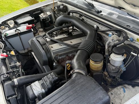 Used 2001 Isuzu Rodeo S RWD image 5
