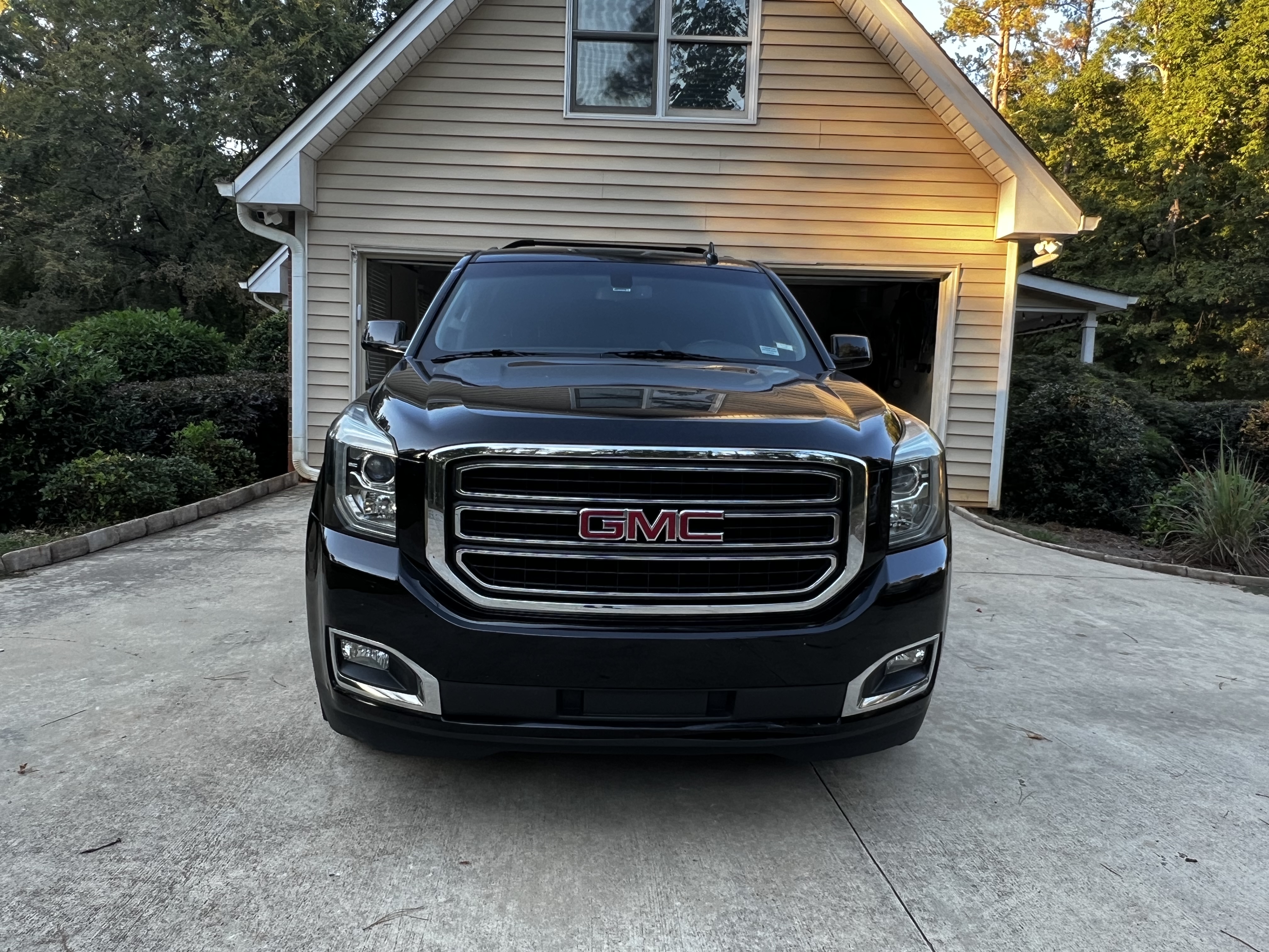 Used 2019 GMC Yukon SLE w/ Convenience Package AWD/4WD image 1