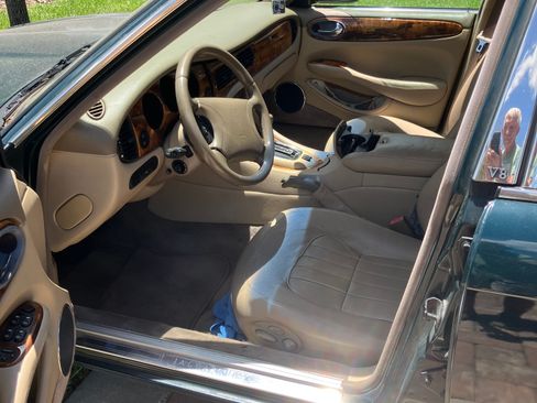 Used 1998 Jaguar XJ8 RWD image 3