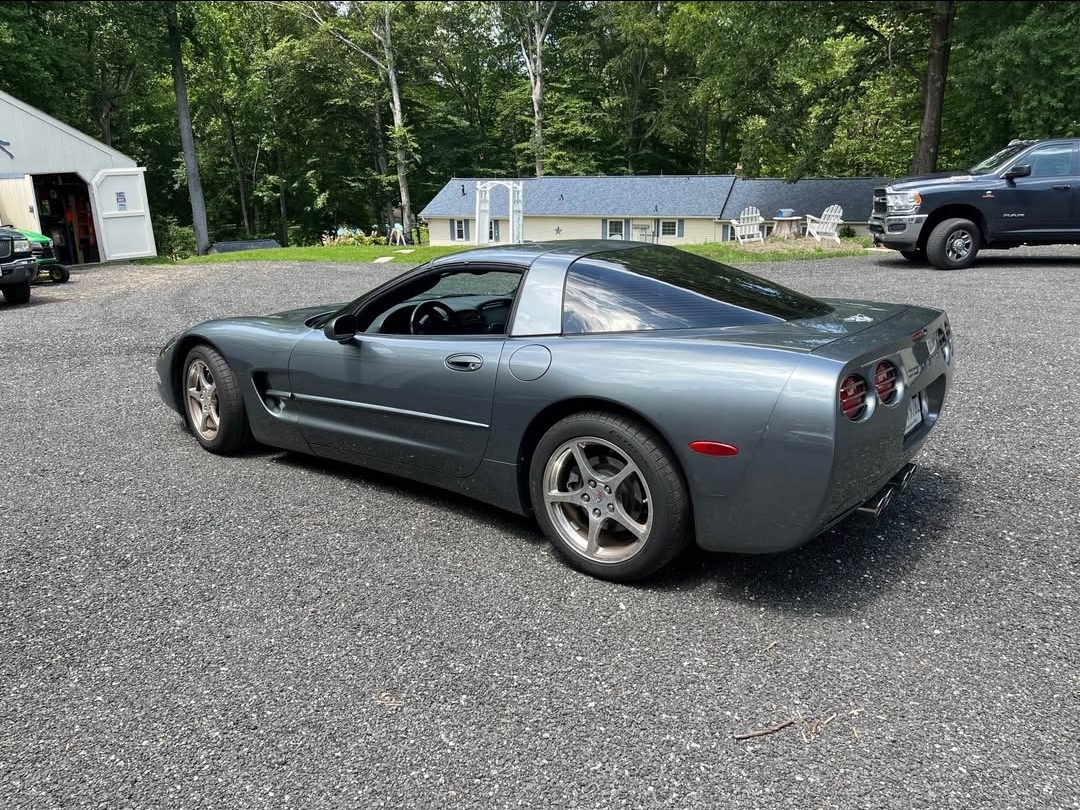Used 2003 Chevrolet Corvette Coupe w/ Preferred Equipment Group RWD image 2