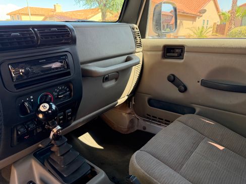 Used 2004 Jeep Wrangler Rubicon w/ Dual Top Group AWD/4WD image 8
