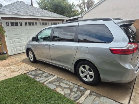 Used 2015 Toyota Sienna LE image 9