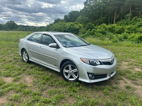 Used 2014 Toyota Camry SE w/ Moonroof Package FWD image 2