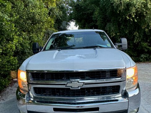 Used 2009 Chevrolet Silverado 2500 LT w/ Exterior Plus Package image 4
