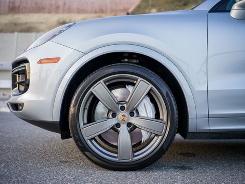 Used 2020 Porsche Cayenne Turbo image 18