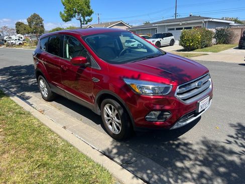 Used 2017 Ford Escape SE FWD image 1