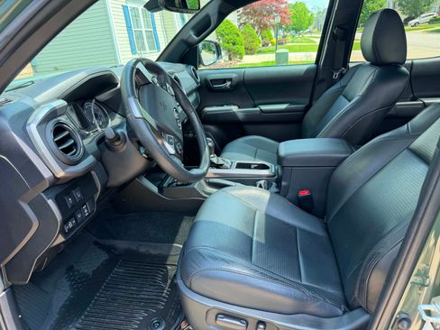 Used 2022 Toyota Tacoma Limited AWD/4WD image 8