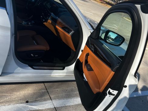 Used 2019 BMW 530i xDrive w/ Convenience Package image 13