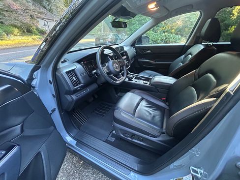 Used 2023 Nissan Pathfinder SL AWD/4WD image 13