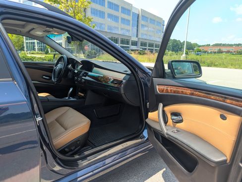 Used 2009 BMW 535i xDrive Wagon AWD/4WD image 12