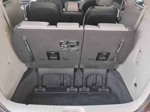Used 2018 Kia Sedona EX image 11