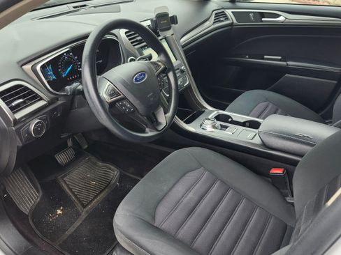 Used 2017 Ford Fusion SE w/ Fusion SE Technology Package image 5