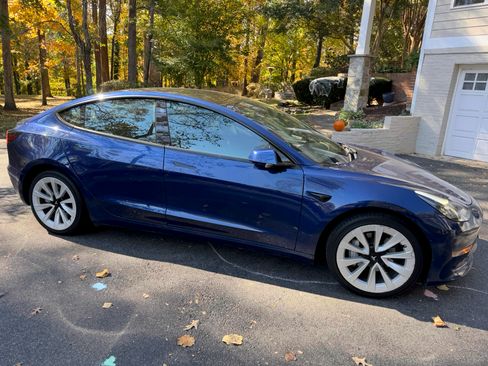 Used 2022 Tesla Model 3 Standard Range image 4