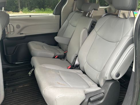 Used 2022 Toyota Sienna XLE w/ XLE Plus Package FWD image 11