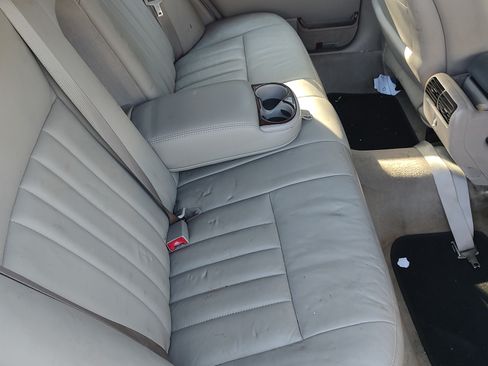 Used 2005 Lincoln Town Car Signature image 8