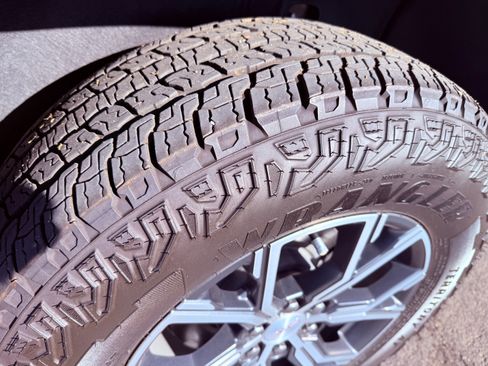 Used 2024 GMC Acadia AT4 w/ Luxury Package image 9