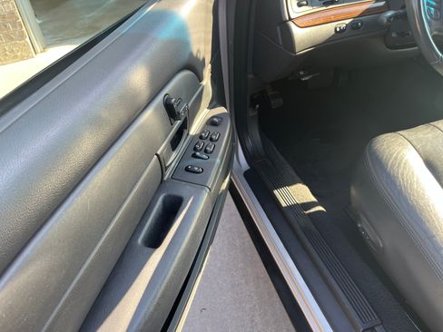 Used 2004 Ford Crown Victoria LX image 11