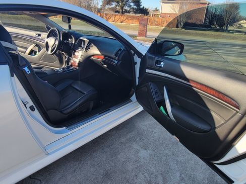 Used 2010 INFINITI G37 Journey w/ Premium Pkg image 11