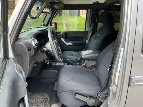 Used 2013 Jeep Wrangler Unlimited Sport AWD/4WD image 11