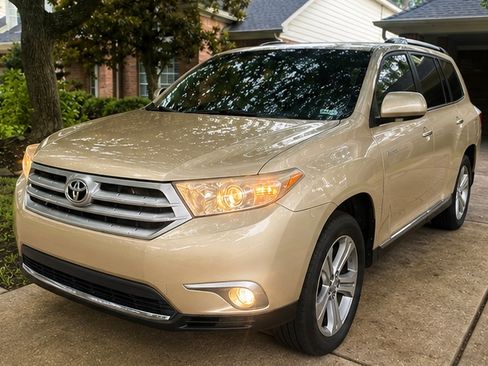 Used 2012 Toyota Highlander Limited w/ Tow Pkg AWD/4WD image 2
