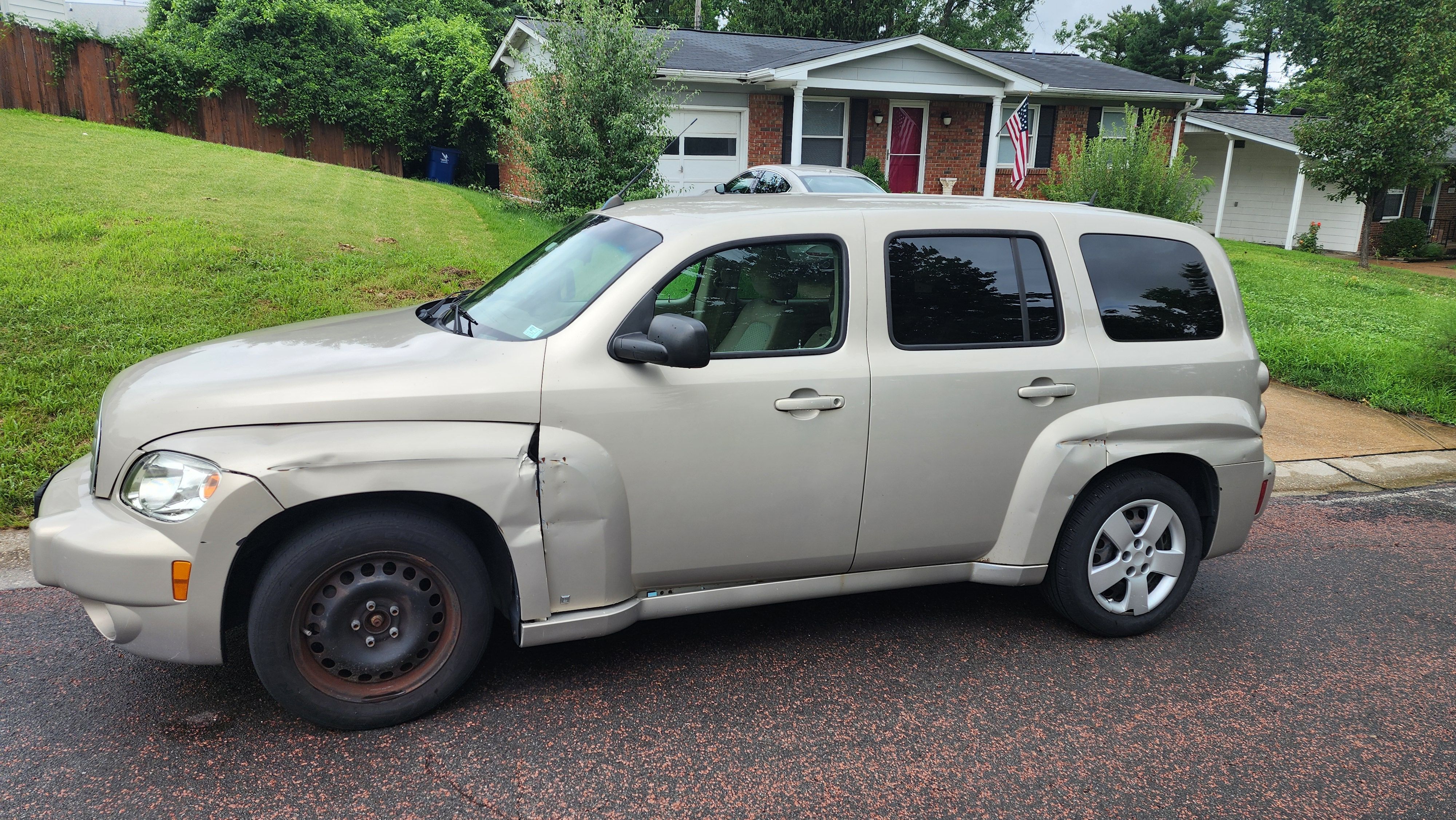 Used 2009 Chevrolet HHR LS FWD image 2