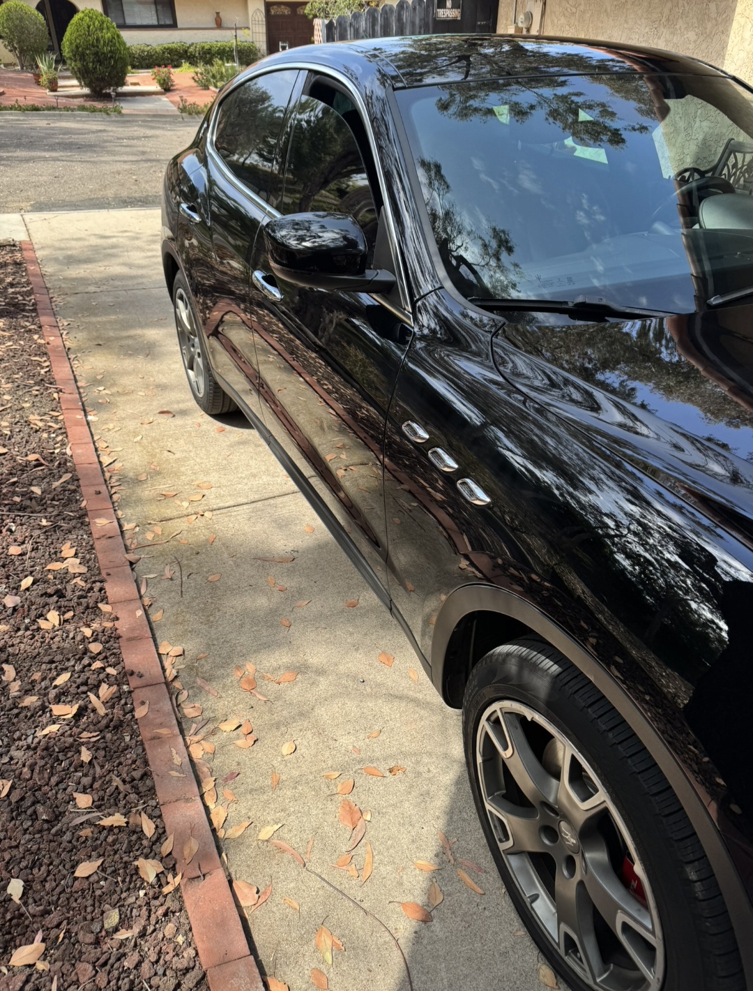 Used 2017 Maserati Levante AWD/4WD image 6