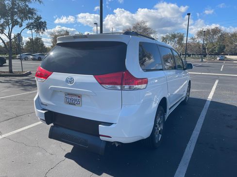 Used 2014 Toyota Sienna LE image 4