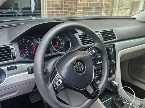 Used 2016 Volkswagen Passat 1.8T R-Line image 11