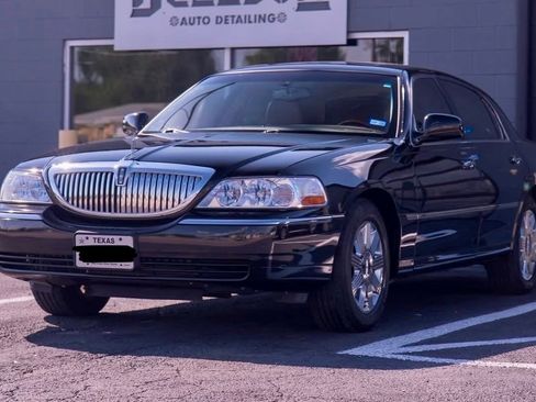 Used 2004 Lincoln Town Car Ultimate image 1