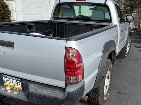 Used 2012 Toyota Tacoma 4x4 Regular Cab image 4